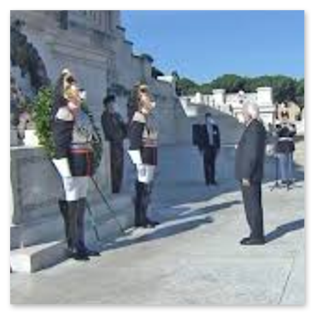 Deposizione corona di fiori